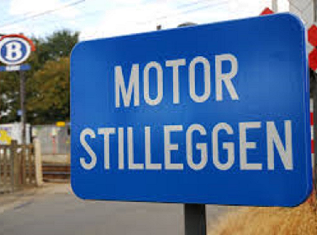 Motor stilleggen aan een overweg