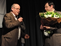 Guido zet Bart in de bloemen